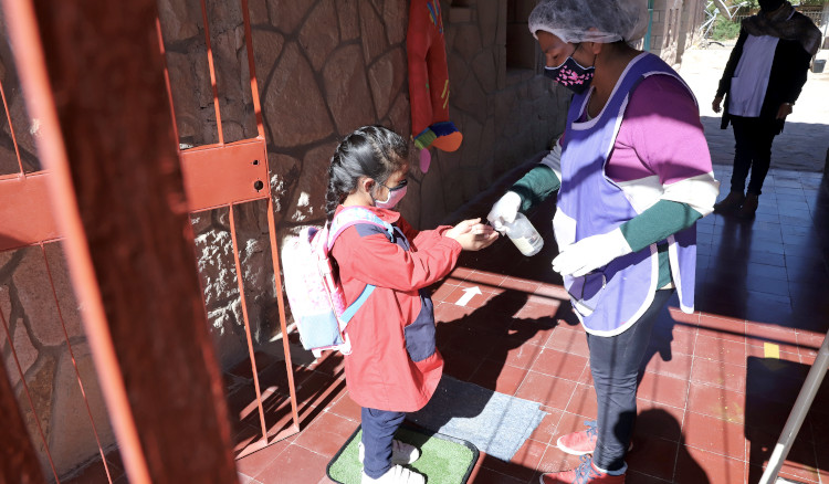 El martes habrá nuevos fondos disponibles para el aprestamiento escolar e insumos COVID