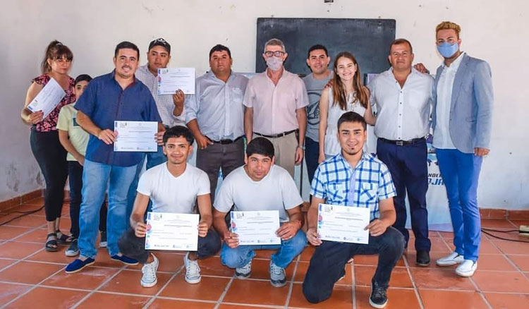 Fotografía Jóvenes de Quebrachal especializados en motores diésel