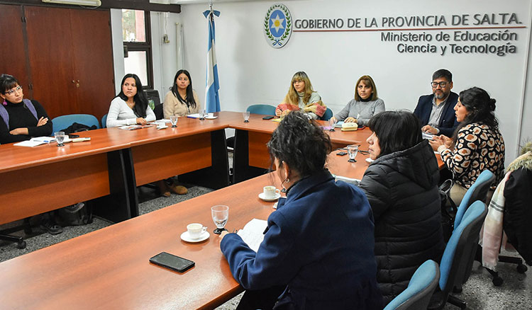 Fotografía Avanza la implementación de políticas de desarrollo curricular intercultural en la provincia