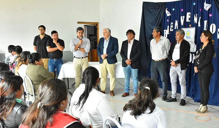 Fotografía Estudiantes de parajes rurales de Guachipas recibieron sus notebooks