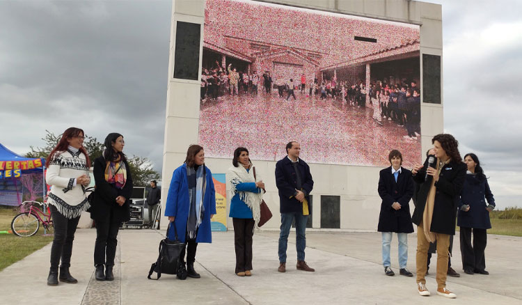 Fotografía: Cientos de familias, docentes y alumnos participan en un encuentro socioeducativo