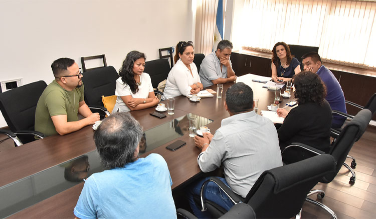 Fotografía: Fiore recibió a padres de alumnos de la escuela Sarmiento