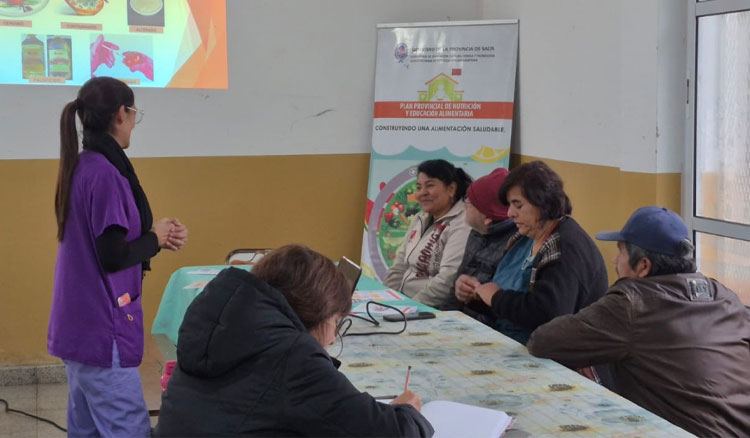 Educación continúa capacitando al personal de comedores escolares en inocuidad alimentaria Fotografía: Educación continúa capacitando al personal de comedores escolares en inocuidad alimentaria