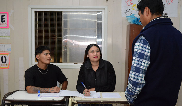 Fotografía: Jóvenes y adultos pueden inscribirse en agosto para terminar sus estudios
