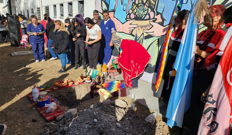 Fotografía: La ceremonia a la Pachamama unió la escuela, el hospital y la comunidad