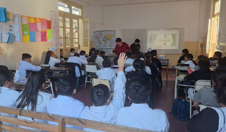 Estudiantes investigan la importancia de los árboles en el medio ambiente Fotografía: Estudiantes investigan la importancia de los árboles en el medio ambiente