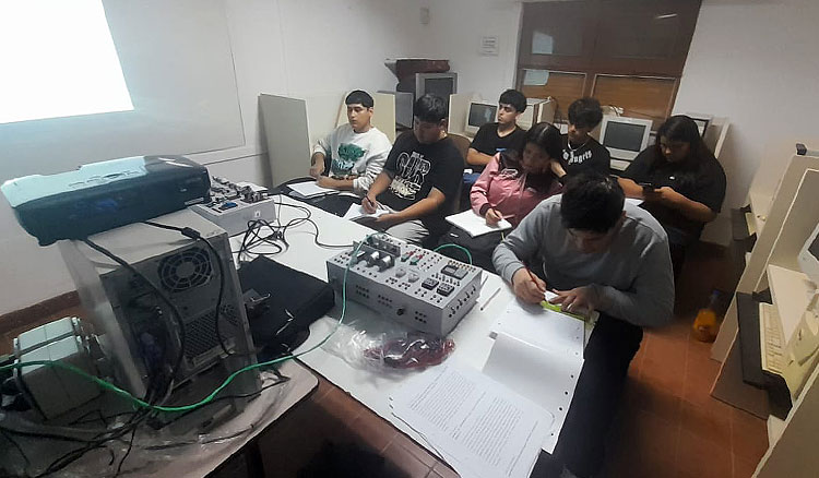 Fotografía: Vespucio estrena Laboratorio de Automatización Industrial y Robótica