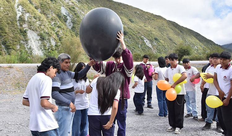 Fotografía: En la Quebrada del Toro estudiantes realizaron pruebas para el lanzamiento de un globo estratosférico