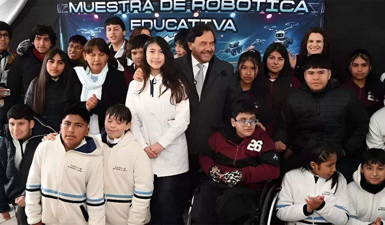 Fotografía: El gobernador Sáenz acompañó a más de 300 alumnos primarios de La Caldera y Vaqueros en la Muestra de Robótica