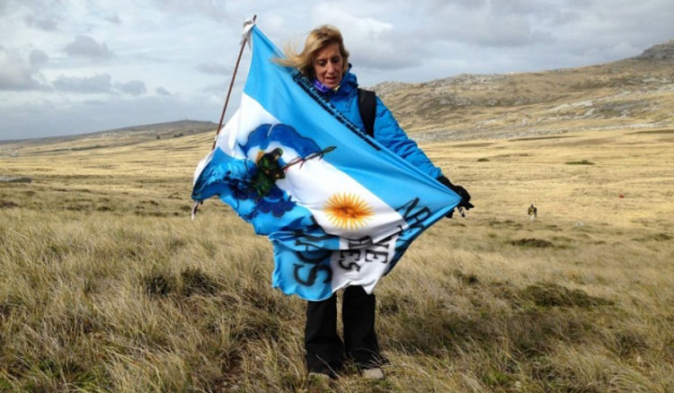 La docente y atleta Daniela Badra presentará la muestra “Malvinas, huellas por la Paz” en establecimientos educativos