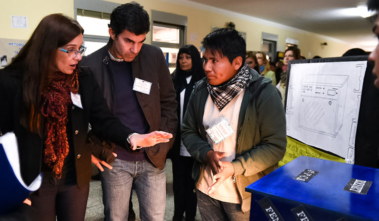 El Gobernador compartió la experiencia de alumnos de Campo Quijano en proyectos de ciencias