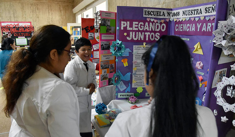 Alumnos de escuelas primarias participaron en la muestra artística “Dejando Huellas”