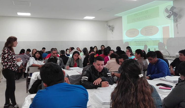 Dictan capacitaciones a docentes del interior