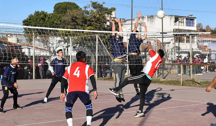 Iniciaron las competencias de vóley de los Intercolegiales Miguel Ragone