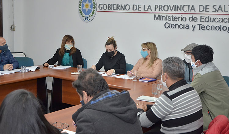 Educación y gremios docentes consensuaron las fechas de examen y los protocolos de apertura de escuelas